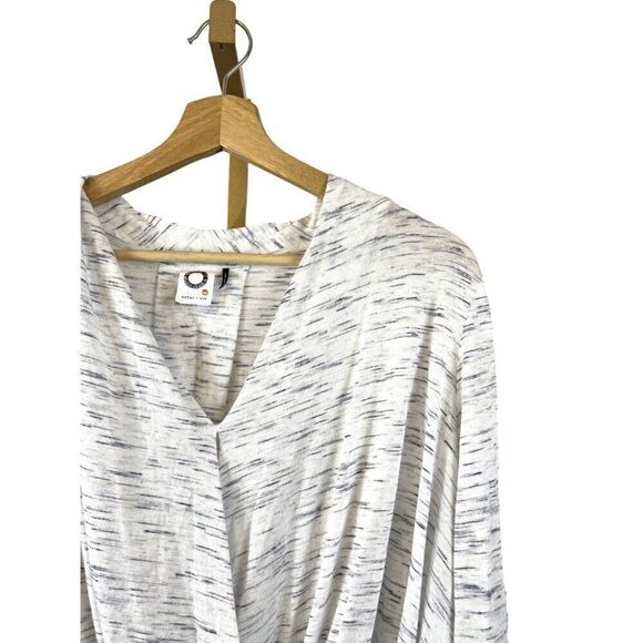 Akemi + Kin Anthropologie Long Sleeve Drapey V-Neck Cozy Shirt Grey EUC Sz M - Picture 2 of 9